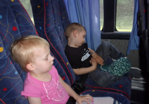 dzieci śpią w autokarze podczas powrotu z wycieczki z okazji Dnia Dziecka