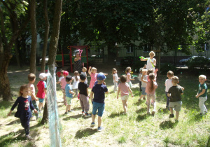 zabawa z bańkami mydlanymi w ogrodzie przedszkolnym