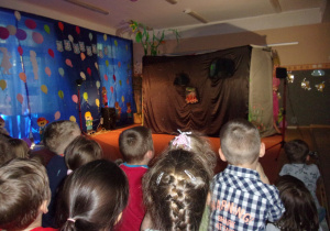 dzieci podczas przedstawienia "WidziMiSię", w tle teatrzyk