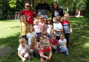 zdjęcie grupowe w ogrodzie przedszkolnym - Smyki