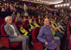 Juniorzy z nauczycielkami na widowni Teatru Wielkiego