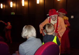 aktorzy Teatru Wielkiego witający się z dziećmi na widowni