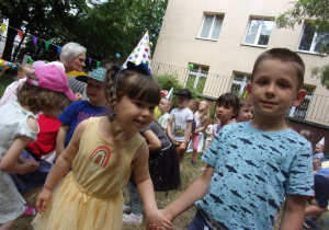 urodzinowe zabawy taneczne w ogrodzie przedszkolnym
