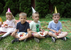 urodzinowy poczęstunek w ogrodzie przedszkolnym