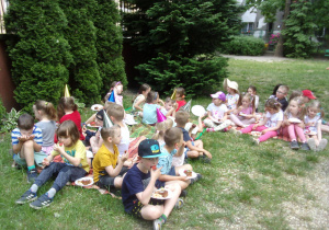 urodzinowy poczęstunek w ogrodzie przedszkolnym