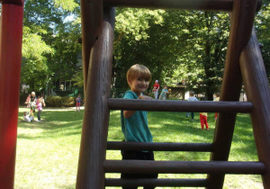 chłopczyk na drabince w ogrodzie przedszkolnym