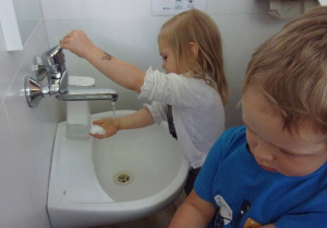 Tuptusie w łazience podczas mycia rąk