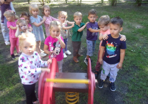 Tuptusie na spacerze w ogrodzie przedszkolnym