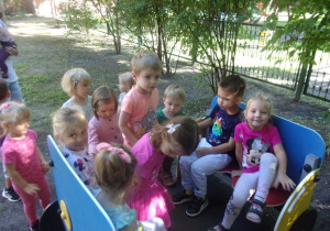 Tuptusie na samochodziku w ogrodzie przedszkolnym