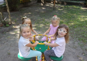 cztery dziewczynki na huśtawce