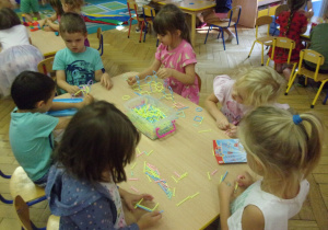 dzieci bawią się klockami przy stoliku