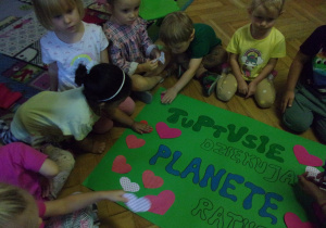 Tuptusie przygotowują plakat dotyczący Sprzątania Świata