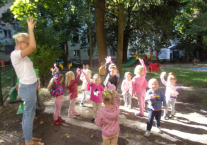 Tuptusie w ogrodzie przedszkolnym z założonymi rękawiczkami jednorazowymi