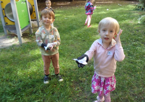 Tuptusie i Smyki zbierają śmieci w ogrodzie przedszkolnym