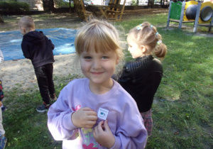dziewczynka z przyklejonym emblematem dotyczącym Sprzątania Światata
