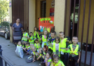 Żaczki - zdjęcie grupowe przed wejściem do przedszkola