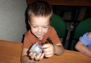 chłopiec ogląda eksponaty Muzeum Geologicznego