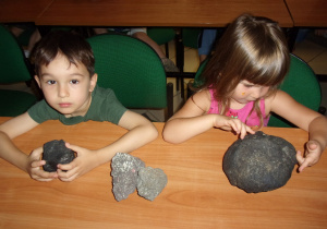dzieci oglądają eksponaty Muzeum Geologicznego