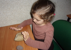 dziewczynka ogląda eksponaty Muzeum Geologicznego