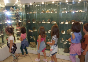 dzieci oglądają eksponaty Muzeum Geologicznego