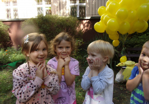 dzieci na tle żółtych balonów
