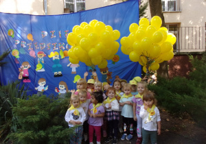 Tuptusie - zdjęcie grupowe z balonami z okazji Dnia Przedszkolaka