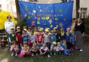 Smyki - zdjęcie grupowe z balonami z okazji Dnia Przedszkolaka