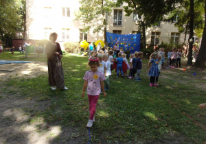 Smyki podczas zabaw ruchowych w ogrodzie przedszkolnym