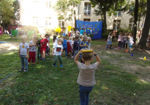 Smyki podczas zabaw ruchowych w ogrodzie przedszkolnym