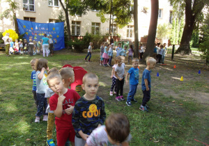 dzieci ze wszystkich grup podczas wykonywania zadań ruchowych w ogrodzie przedszkolnym