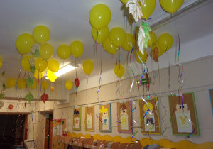 balony z helem dla dzieci w szatni przedszkolnej