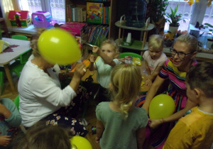 dzieci z ciocią Agą i Beatką dmuchają balony