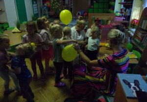 dzieci z ciocią Agą i Beatką dmuchają balony