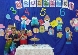 czterolatki na tle dekoracji urodzinkowej