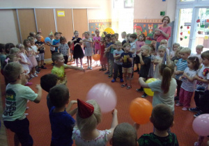 zabawa z balonami na sali gimnastycznej