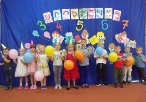 Wrześniowi Solenizancji - zdjęcie grupowe z balonami