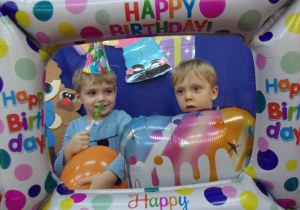dwoje chłopców na tle dekoracji urodzionowej
