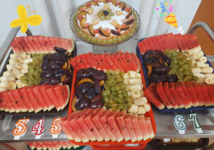 urodzinowy poczęstunek - owoce, ciasto, urodzinkowy tort