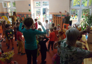 dzieci ze wszystkich grup wiekowych tańczą na sali gimnastycznej