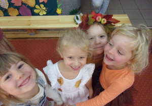 cztery roześmiane dziewczynki na Balu Jesieni