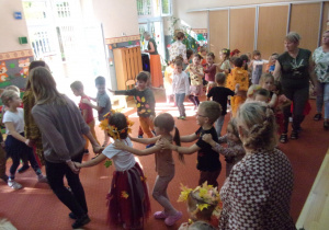 dzieci tańczą w pociągach na Balu Jesieni