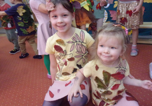 dwie dziewczynki w jesiennych strojach
