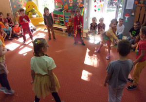 Juniorzy biorą udział w zabawie w kole na sali gimnastycznej