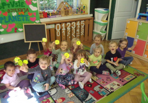 Tuptusie w sali przedszkolnej z uśmieszkami nagrodami