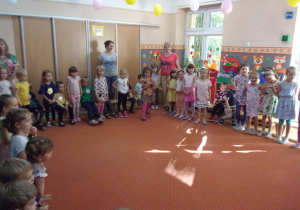 dzieci ustawione w kole na sali gimnastycznej podczas kładania życzeń z okazji Dnia Chłopca