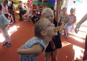 chłopiec z dziewczynką w konkursie z ciastkiem na sznureczku