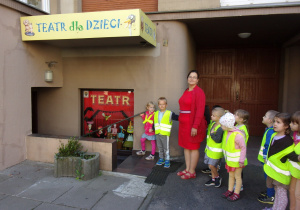 dzieci z nauczycielką przed wejściem do Baśniowej Kawiarenki