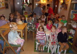 Juniorzy i Żaczki w Baśniowej Kawiarence w oczekiwaniu na spektakl