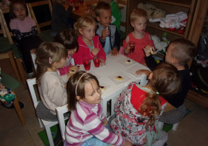 Juniorzy i Żaczki w Baśniowej Kawiarence częstują się napojem i ciasteczkiem