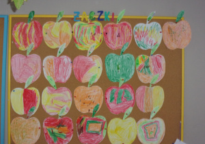wystawa pokolorowanych jabłek